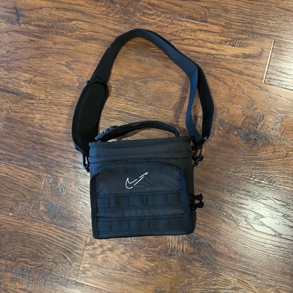 Nike Futura Sportswear Lunch Tote, Black, New Without Tags - Picture 1 of 9